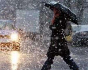 Мокрий сніг з дощем та штормовий вітер: погода на останній робочий день тижня