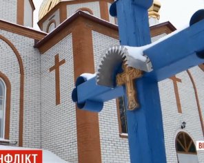 Селяне не пускают в церковь московского попа