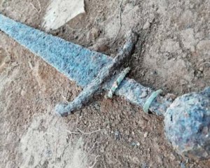 Археологи знайшли середньовічний меч