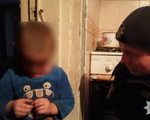 3-летний мальчик бегал по снегу без обуви и в легкой одежде