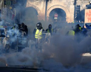 Во время протестов во Франции задержали 240 человек