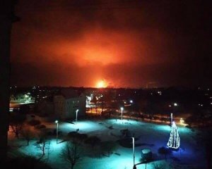 110 рятувальників гасять пожежу на хімзаводі