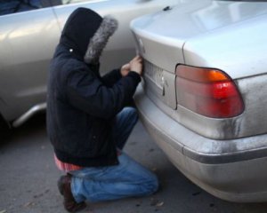 Мужчина воровал номерные знаки и требовал за них деньги