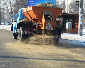 Нагадали чиновнику про обов'язки: активісти засипали піском кабінет віце-мера міста