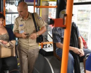 Чоловік накинувся на контролера в тролейбусі