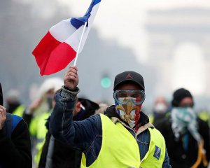 Во Франции против &quot;желтых жилетов&quot; полиция использовала водомет