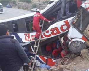 В Боливии столкнулись два автобуса: 22 человека погибли