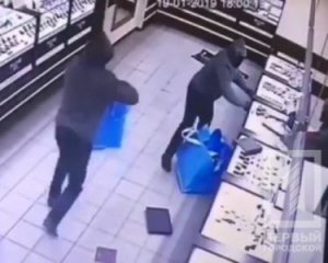 Неизвестные в масках обчистили ювелирный магазин в Кривом Роге