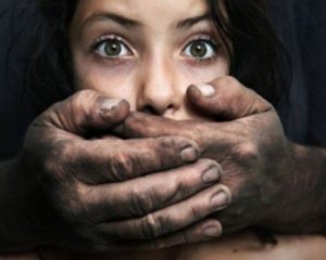 Извращенец изнасиловал свою малолетнюю дочь