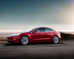 Tesla начинает продавать в Европе Model 3