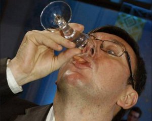 Луценко рассказал, как пил с &quot;зеком&quot; Януковичем