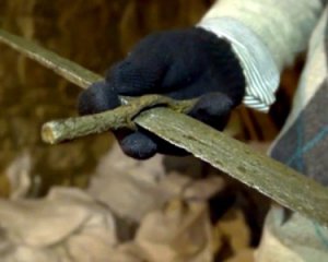 Строители в подземелье нашли средневековый меч