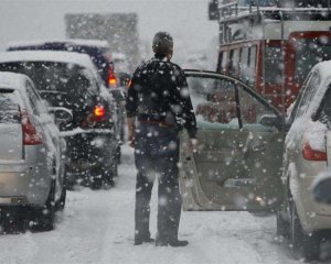 Ранковий снігопад паралізував Київ