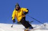Мужчина привязал себя к внедорожнику и устроил экстремальные катания на лыжах
