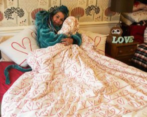 Кохання всього життя: жінка зібралася заміж за ковдру