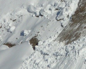 У Карпатах снігова лавина накрила трьох туристів