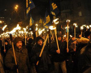 В Киеве проходит факельное шествие памяти Героев Крут