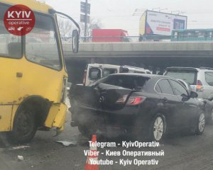 Маршрутка з пасажирами втрапила в потрійну аварію