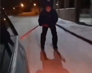 Экономят на Буковеле: лыжники катаются, зацепившись за авто