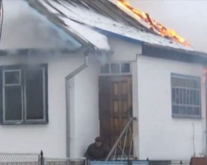 Чоловік підпалив власний будинок і застрелився на очах десятків людей