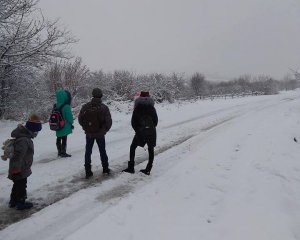 Водій висадив дітей за 4 км від зупинки