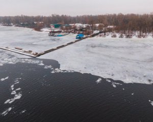 Патрульні провалилися під лід, рятуючи рибака