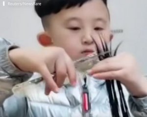 Показали, як працює наймолодший перукар у світі