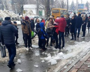 Глыба льда травмировала ребенка в Полтаве