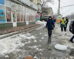 Дівчинка, яку травмувала крижана брила, - у комі