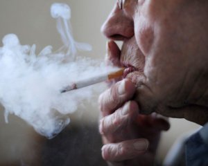 Задоволення для 100-річних та старших: палити цигарки дозволять лише довгожителям