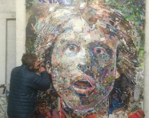 Художник создает портреты из мусора