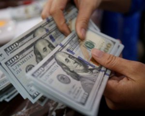 Нацбанк розраховує на гроші заробітчан: як зростуть перекази цьогоріч