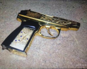 У Криму затримали людину Кадирова із золотим пістолетом