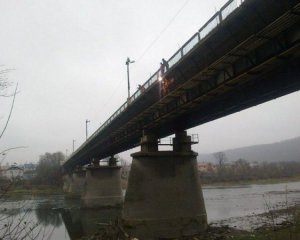 Жінка стрибнула у Дністер на очах у свідків: тіла досі не знайшли