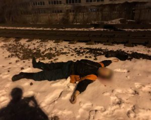 На   железнодорожном вокзале нашли мертвым работника