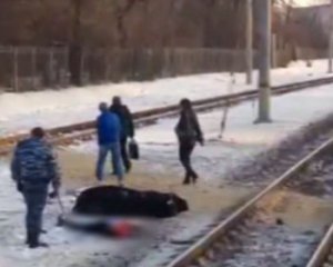 В Киеве электричка сбила и протянула по путях мужчину (21+)