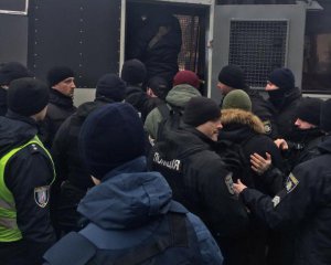 Чтобы не мешали: под офисом &quot;Батькивщины&quot; задержали активистов