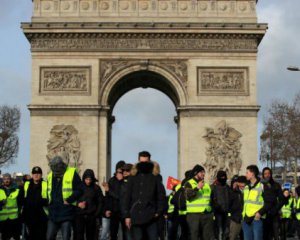Желтые жилеты во Франции продолжают протесты