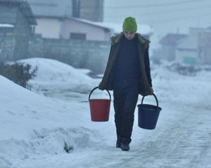 На кордоні з Росією перекинувся спиртовоз, місцеві черпають алкоголь із канави