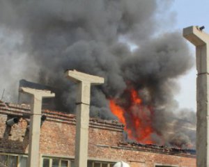 Чоловік самотужки гасив пожежу у власному будинку