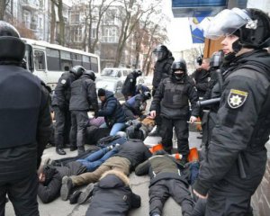 Столкновения в Киеве: в полиции рассказали о изъятом у активистов оружии