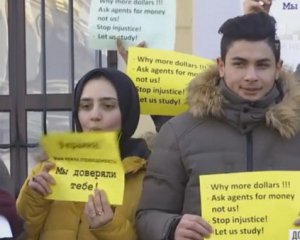 850 отчисленных иностранных студентов протестуют: ректора заподозрили во взяточничестве