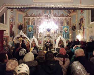 Парафіяни вигнали священика, який відмовився проводити службу українською