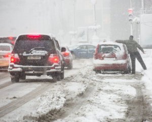 Засипле снігом: киян закликають не користуватись автомобілями