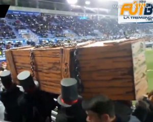 Испанские фанаты пронесли по трибунам гроб, в знак протеста против федерации