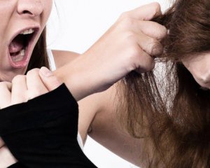 Відбита нирка і зламана рука – з'явилися подробиці побиття школярки за "гнилий базар"