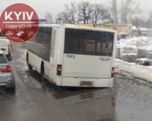 Сплошная пропасть: автобус влетел в невидимую яму во время движения