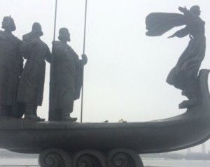 Вандалы украли медь с памятника основателям Киева