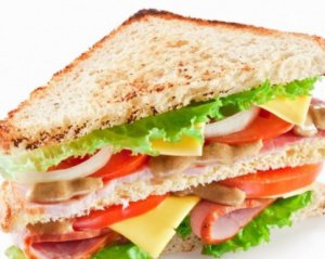 Не шапками единственными: депутат поплатился мандатом за кражу сэндвича