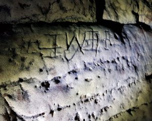 Древние заклинания смогли расшифровать исследователи в пещере